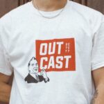 T-Shirt mit der Aufschrift "Outcast"